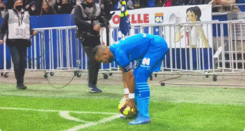 没有技巧全是感情，弗兰克告别演讲深情演唱《月亮代表我的心》