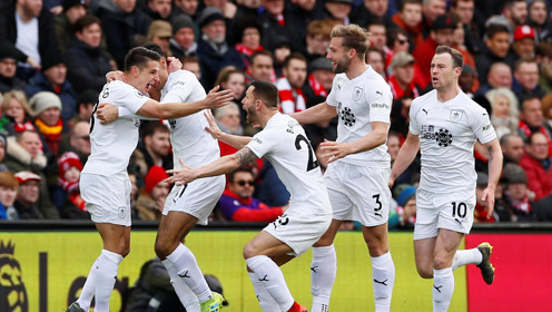 年轻后卫防守稳健，未来可期（新星后卫防守扎实，前景光明）