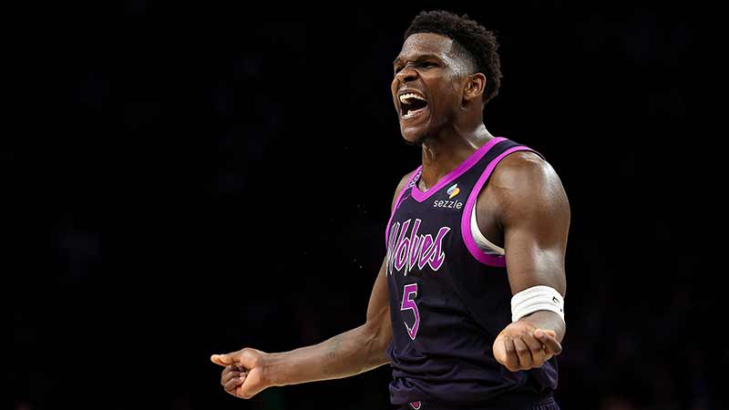 前锋伤愈回归轰出世界波（伤愈复出，前锋一记世界波惊艳全场）