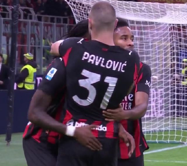 莱奥：我正在学习踢中锋，球队在场内场外都在帮助我（莱奥：正适应中锋角色，球队在场内外都在支持我）