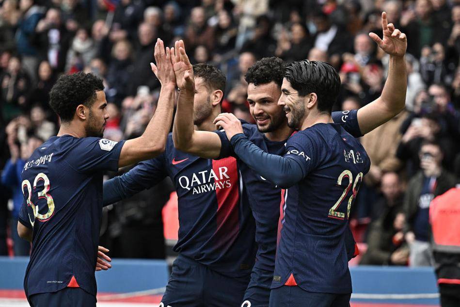 攻陷王子公园，拜仁是首支欧冠客战巴黎取得三连胜的球队（拜仁欧冠客场对巴黎豪取三连胜，成史上首支在王子公园达成三连胜的球队）