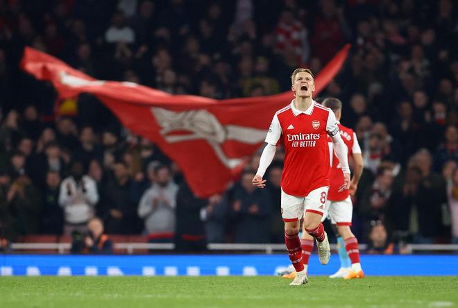 冠军捧杯时刻！这张合影里，有国乒三连冠的荣光，更有竞技体育的热血与温情！（捧杯瞬间定格！这一合影凝聚国乒三连冠的荣耀，也写满竞技体育的热血与温情）