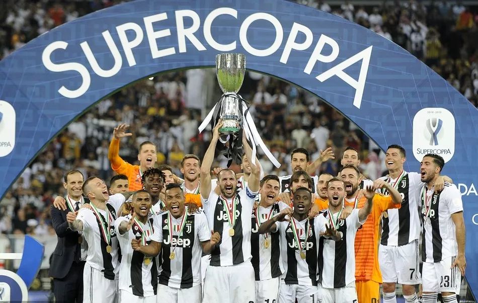 约罗：姆伯莫也会说法语，现在我们的团队就像一个大家庭（约罗：姆伯莫会讲法语，如今球队亲如一家）